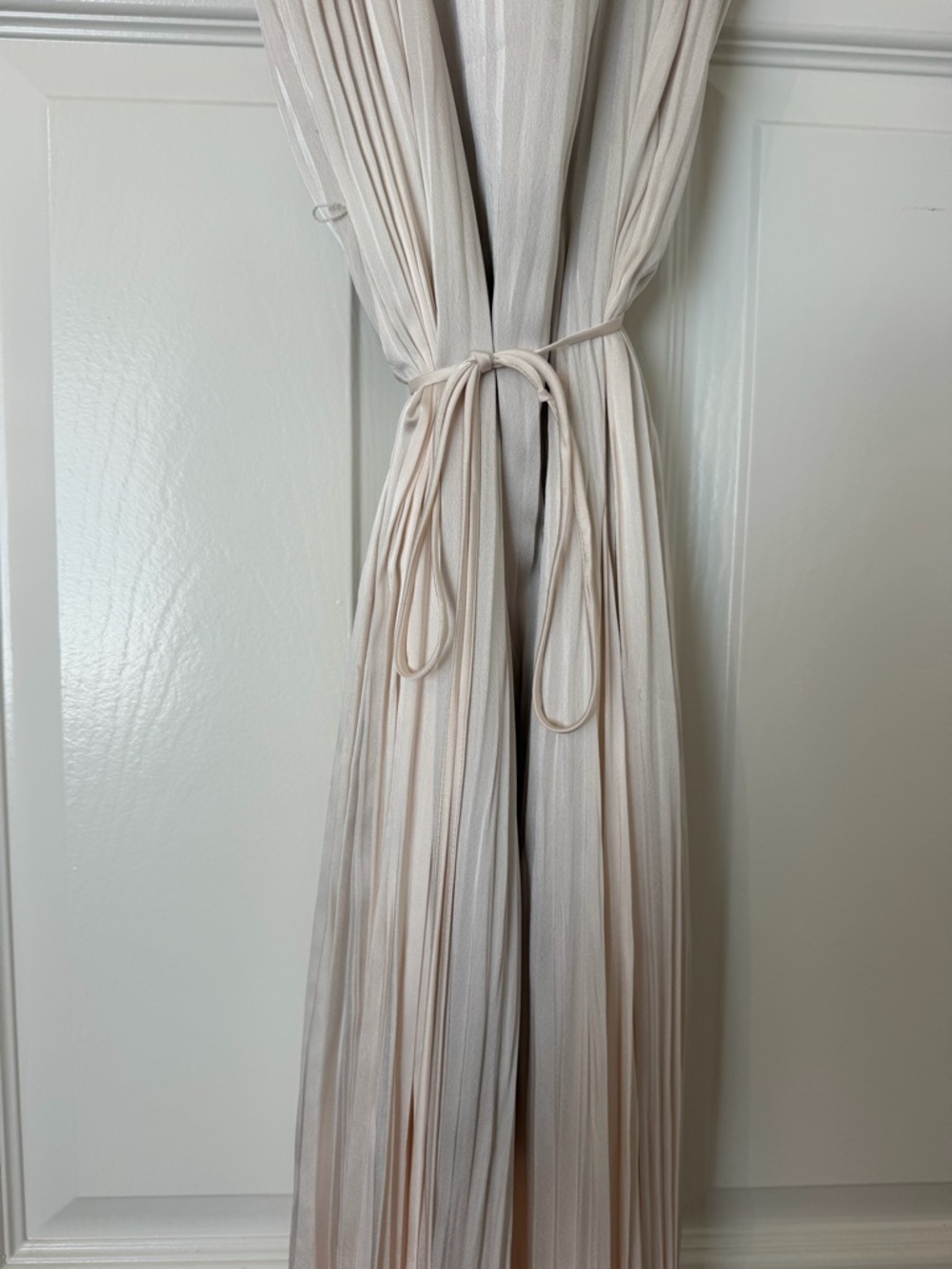 Vince Champagne 🍾 Pleated Maxi Dress with Waist Tie - Picture 4 of 5